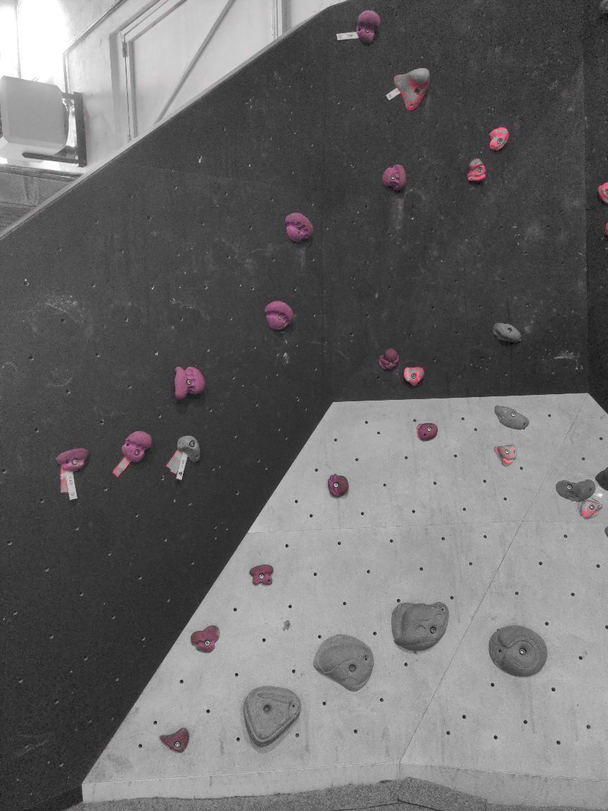 Photographie du bloc coté 1 dans le secteur Initiation la salle Bloc Session Nancy.