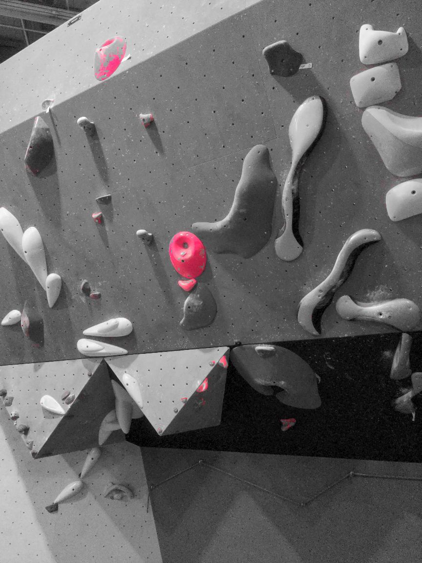 Photographie du bloc coté 7a dans le secteur Dévers la salle Bloc Session Nancy.