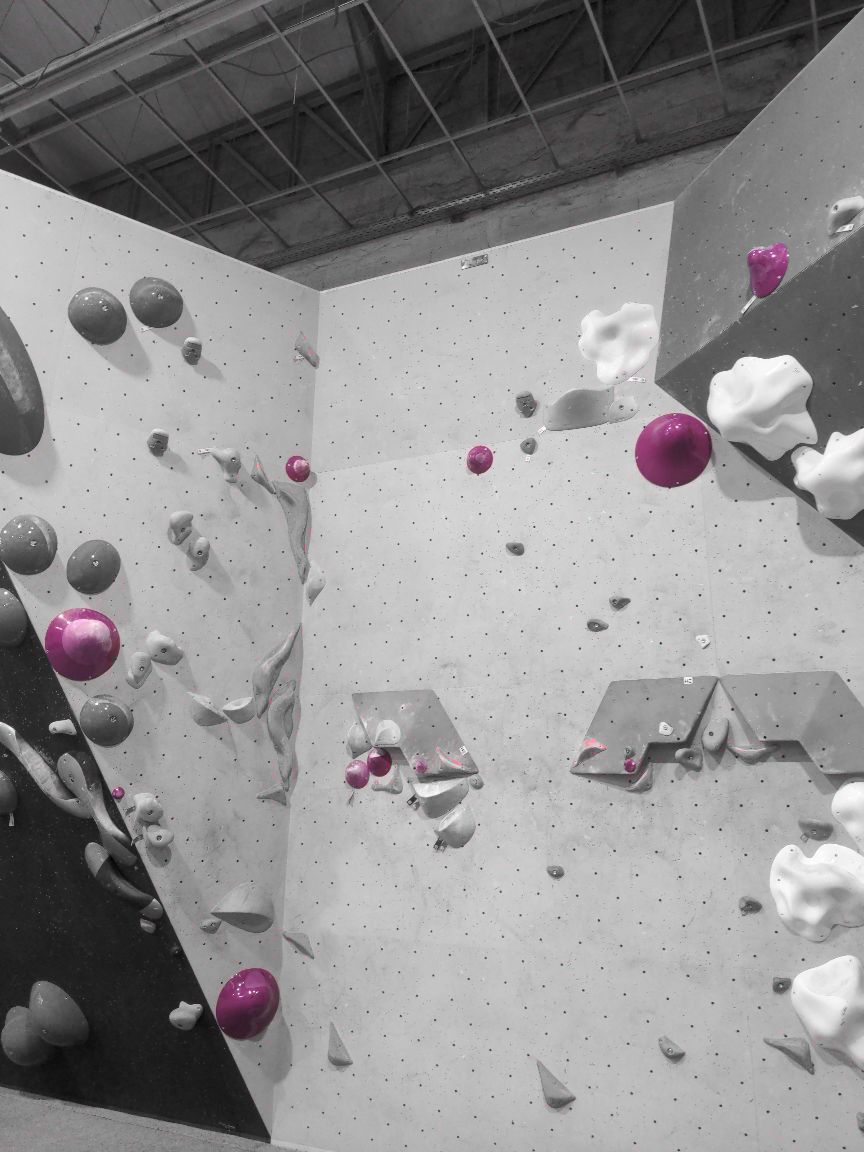 Photographie du bloc coté 7a dans le secteur Grand mur la salle Bloc Session Nancy.