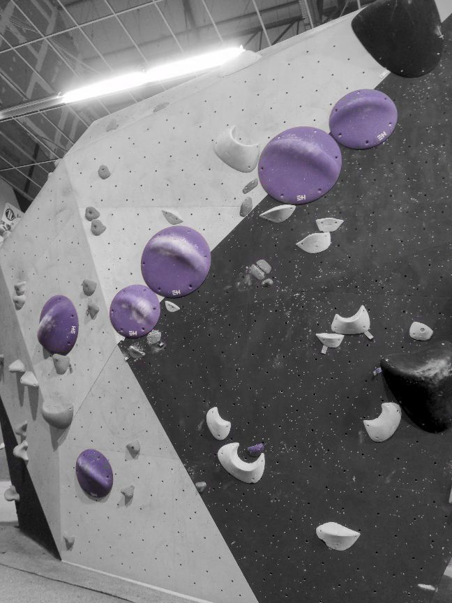 Photographie du bloc coté 7a dans le secteur Petit mur la salle Bloc Session Nancy.